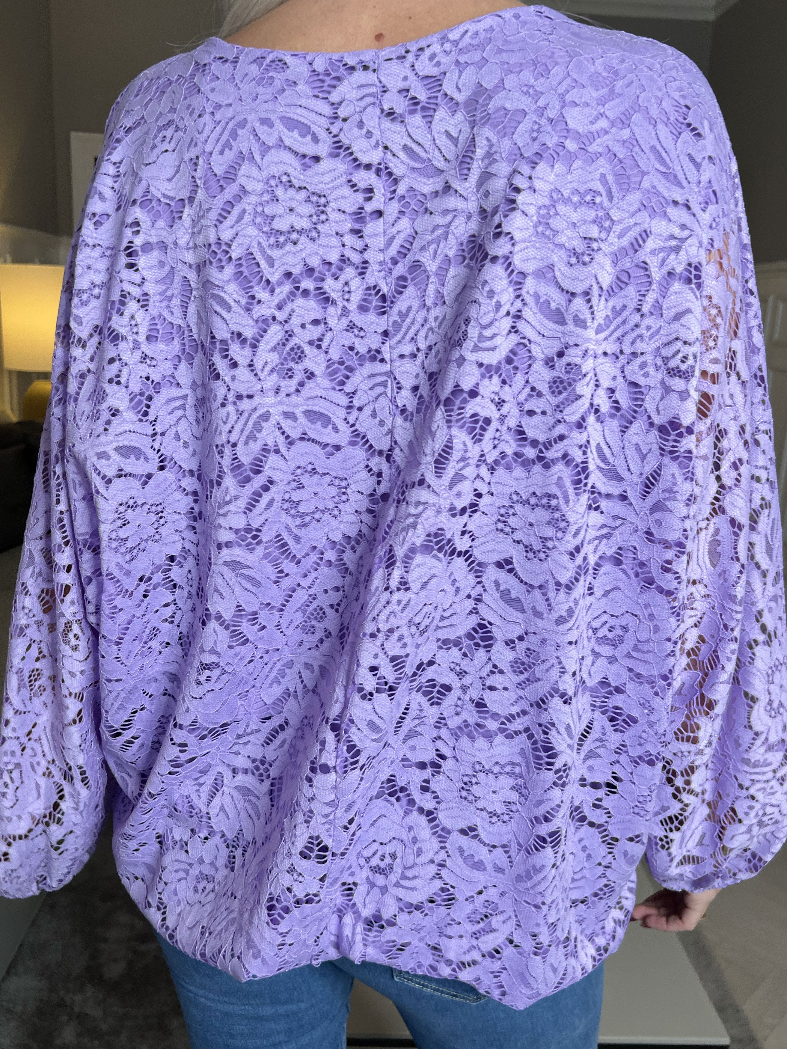 Destiny Lace - Bluse i blonde med flagermusærmer